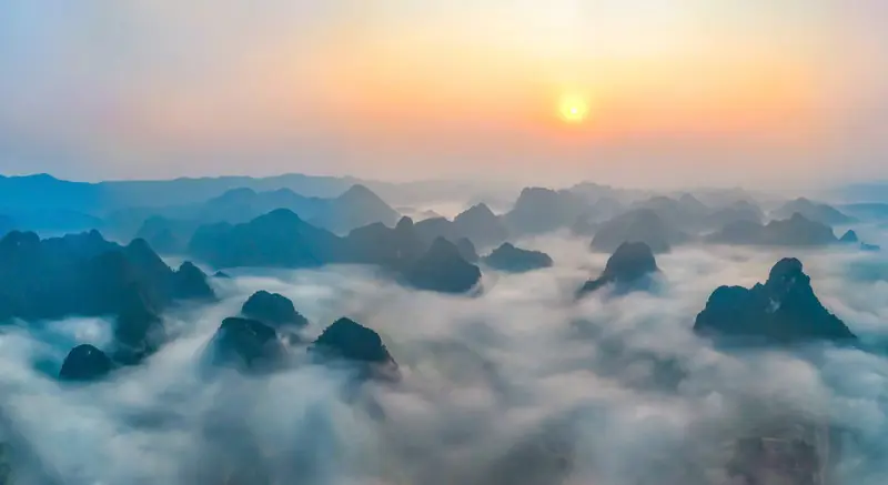 Biển mây trên núi đá vôi