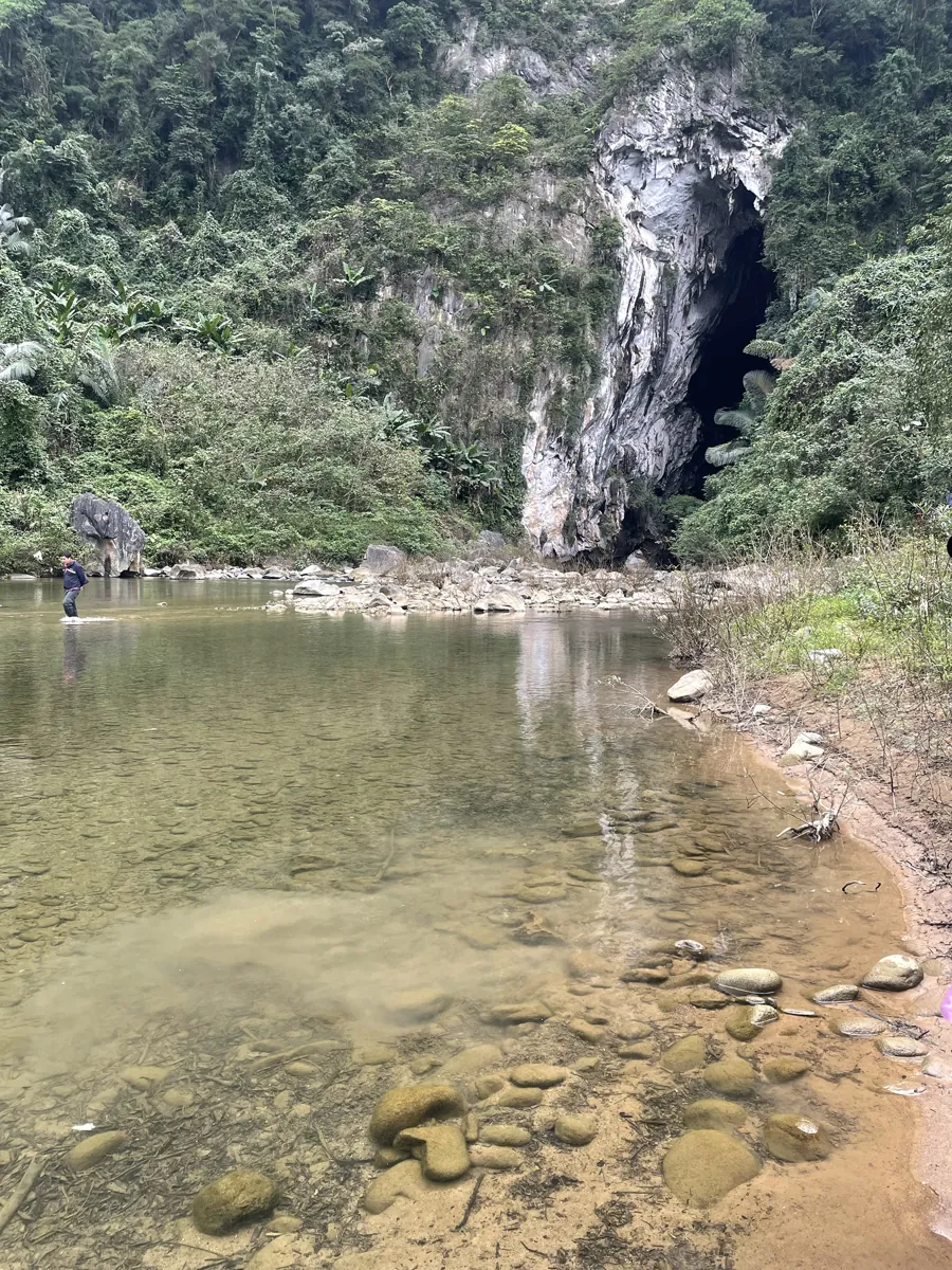 Cửa hang Rục Mòn và dòng suối trong