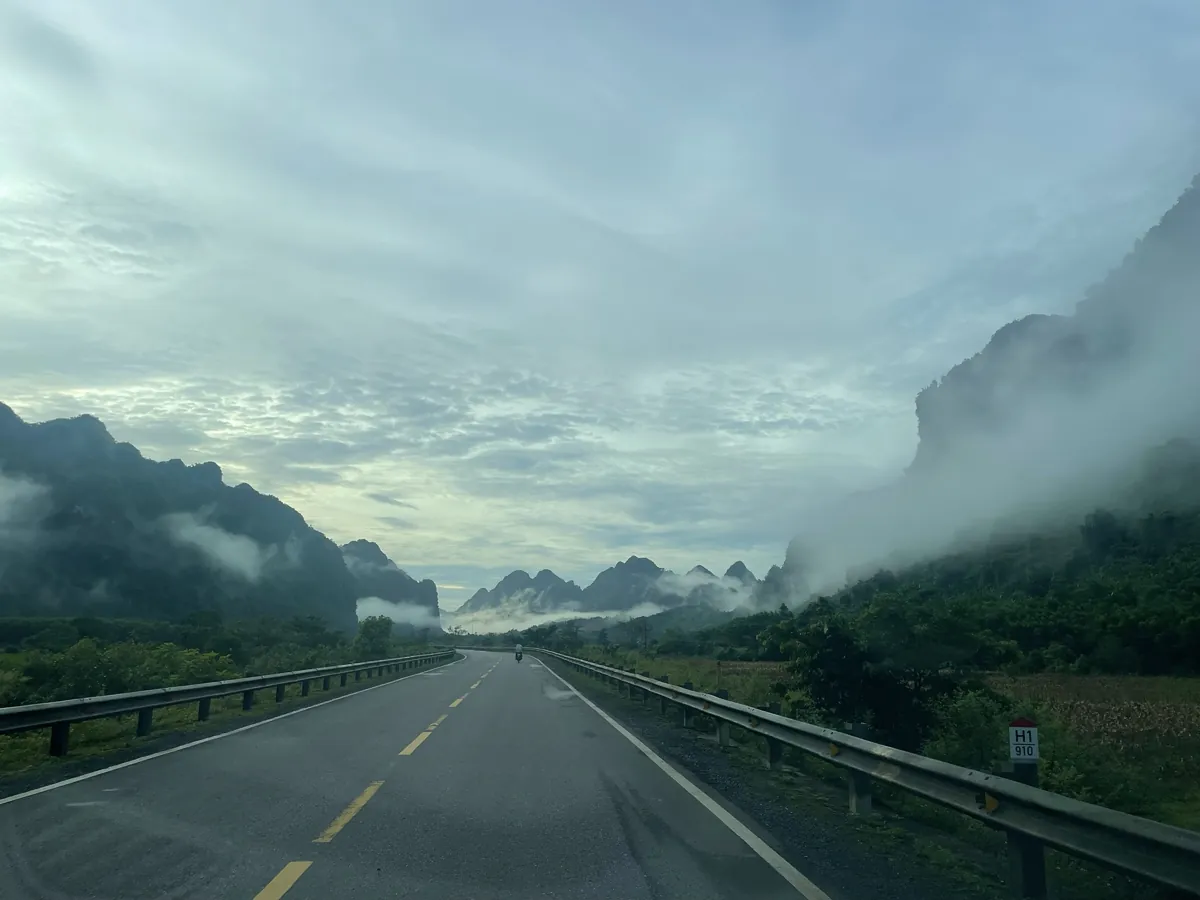 Con đường giữa hai vách núi đá trong mây sớm