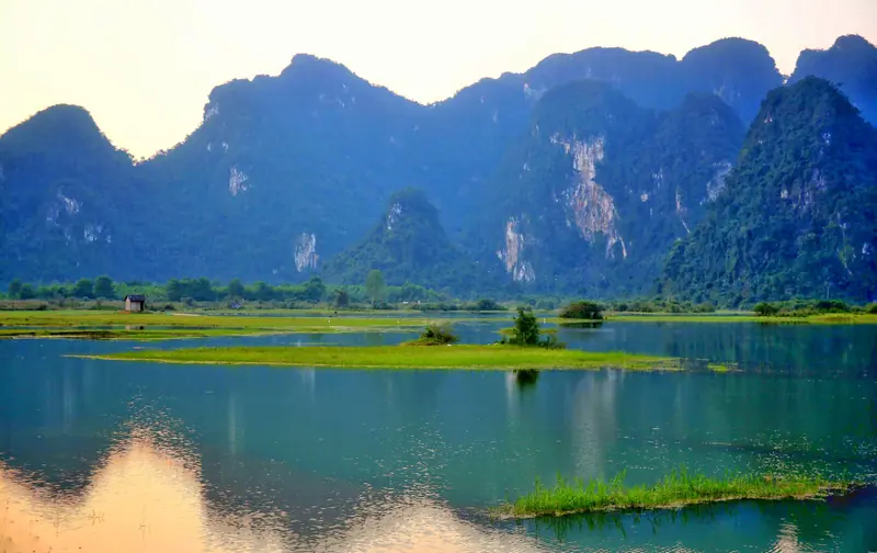 Mặt hồ dưới vách núi đá lúc chiều tà