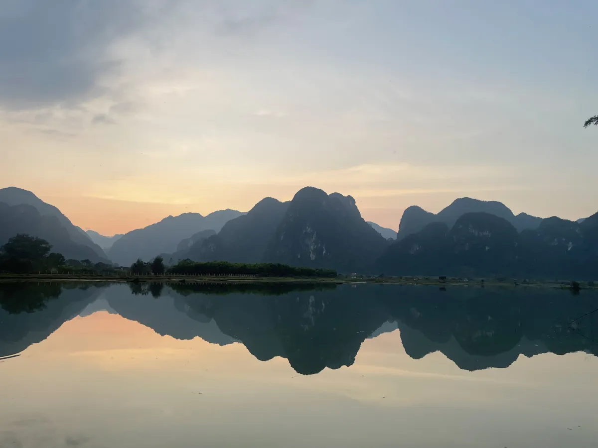 Hồ Yên Phú lúc hoàng hôn, núi đá in bóng nước