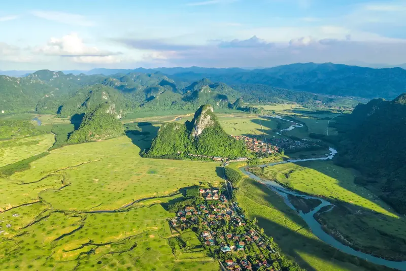 Làng Tân Hóa, sông Rào Nan và núi đá vôi nhìn từ trên cao