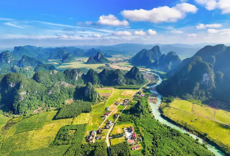 Toàn cảnh làng Tân Hóa bên sông Rào Nan
